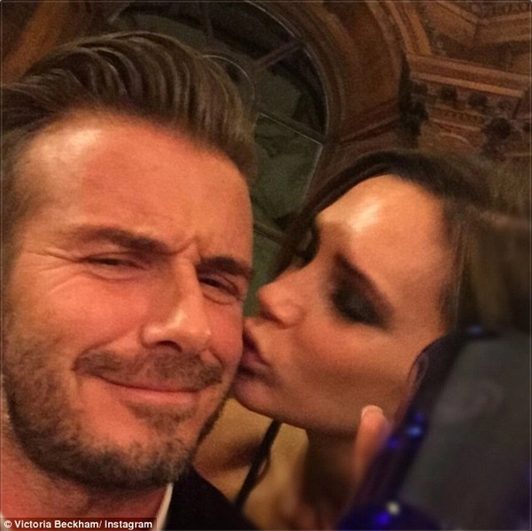 Eva soi 610 victoria gây sốt khi hôn beckham