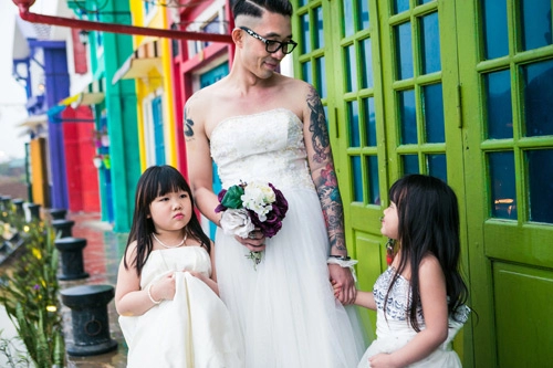 Gặp bố đơn thân gây xúc động khi mặc váy cưới vì con