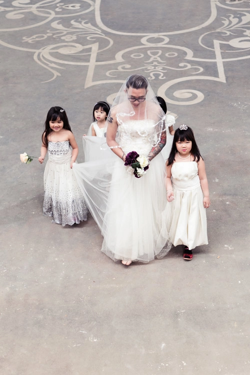 Gặp bố đơn thân gây xúc động khi mặc váy cưới vì con
