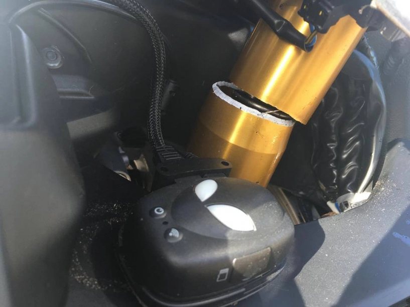 Giảm xóc ohlins trên yamaha r1m gãy ngang khi đang vận hành