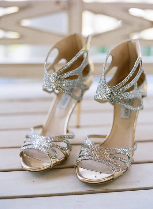 Giày cưới lãng mạn nâng niu gót hồng cô dâu
