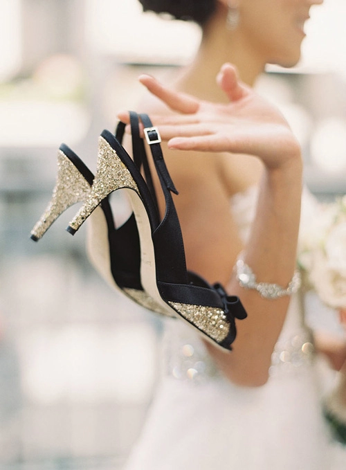 Giày cưới lãng mạn nâng niu gót hồng cô dâu