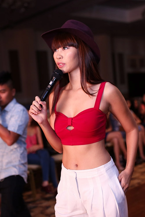 Hà anh mang đàn tranh lên sàn catwalk