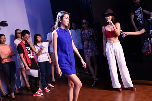 Hà anh mang đàn tranh lên sàn catwalk