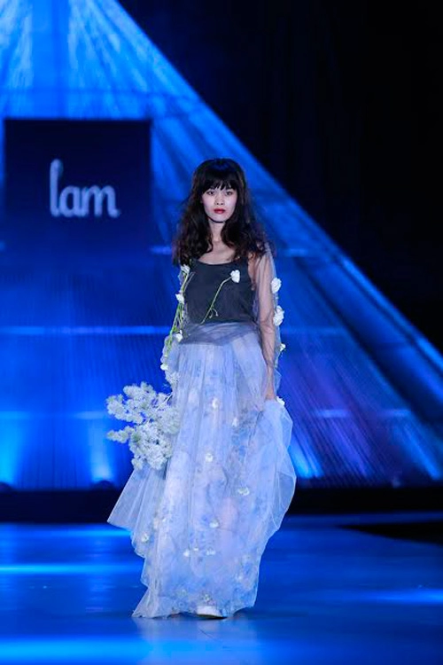 Hai người đàn bà điên trên sàn catwalk việt