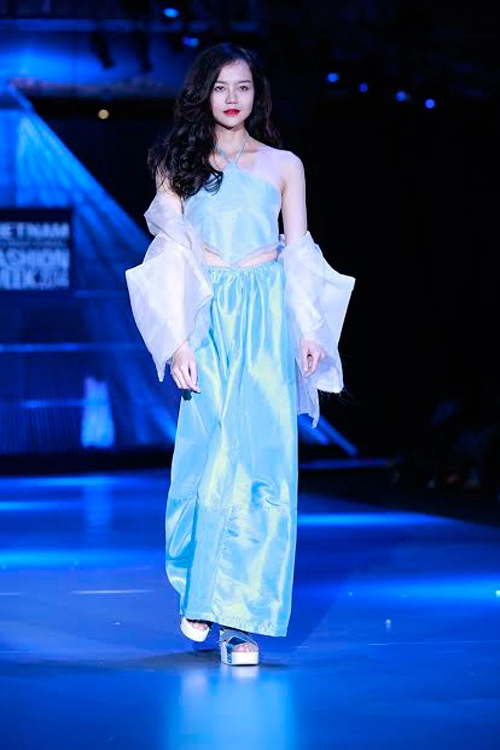 Hai người đàn bà điên trên sàn catwalk việt