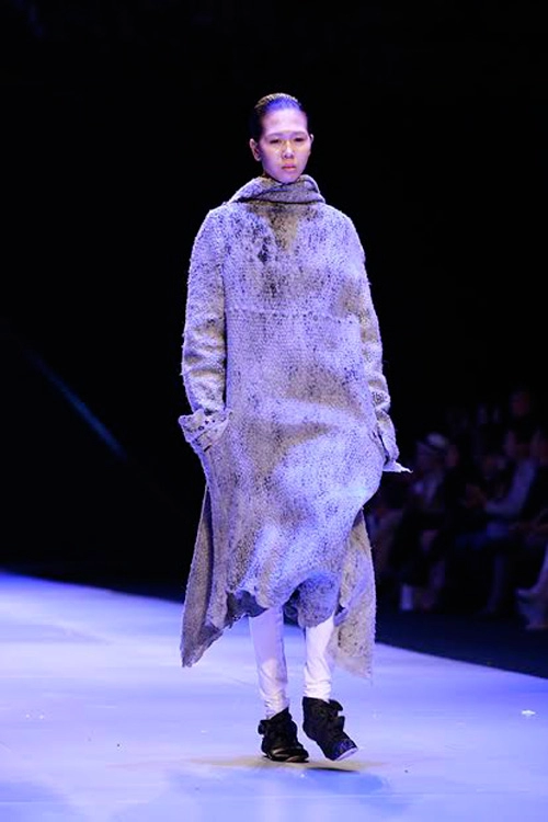 Hai người đàn bà điên trên sàn catwalk việt