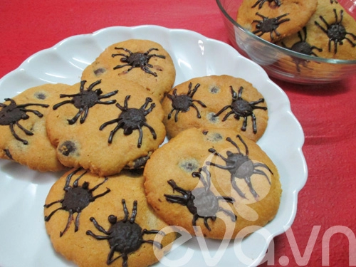 Halloween làm bánh quy nhện ăn nào