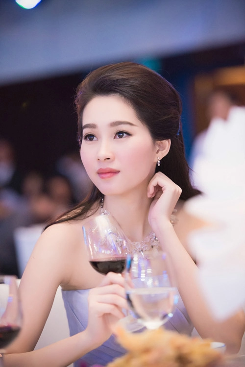 Hoa hậu đặng thu thảo xinh như tiên nữ giáng trần