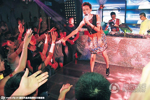 Hoa hậu hong kong hát quán bar kiếm tiền sinh nhai