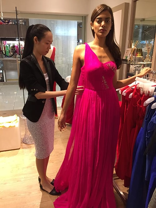 Hoa hậu singapore mặc váy việt nam tại hh hoàn vũ