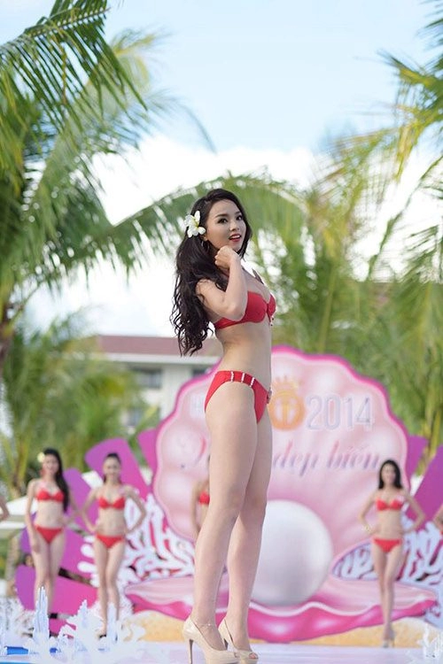 Hoa hậu việt nam nóng bỏng và gay cấn cùng người đẹp biển