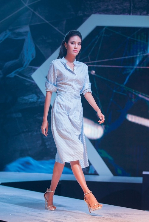 Hoa khôi lan khuê tỏa sáng trên sàn catwalk