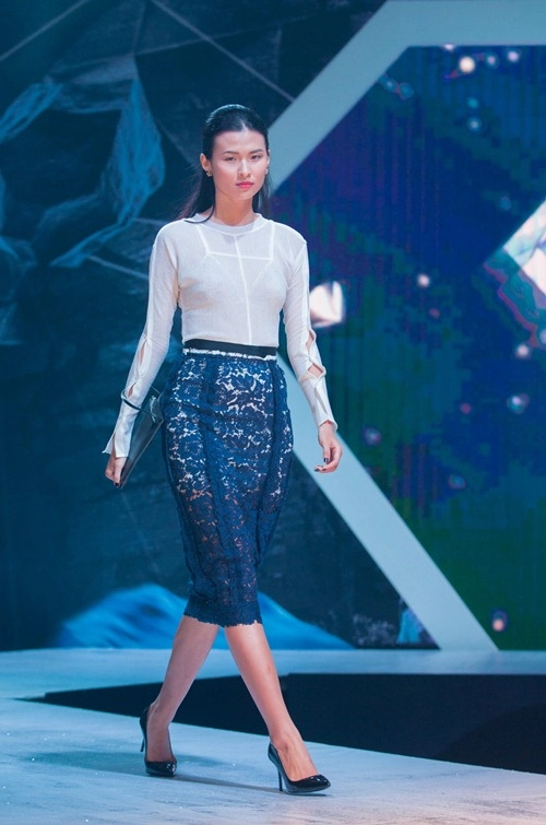 Hoa khôi lan khuê tỏa sáng trên sàn catwalk