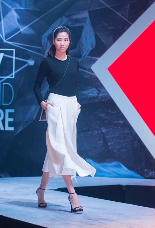 Hoa khôi lan khuê tỏa sáng trên sàn catwalk