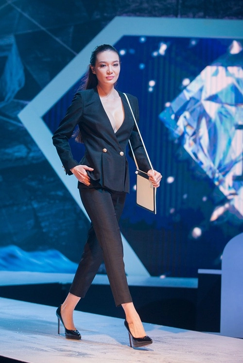 Hoa khôi lan khuê tỏa sáng trên sàn catwalk