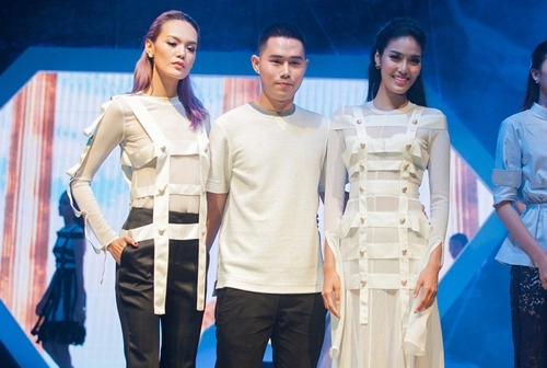 Hoa khôi lan khuê tỏa sáng trên sàn catwalk