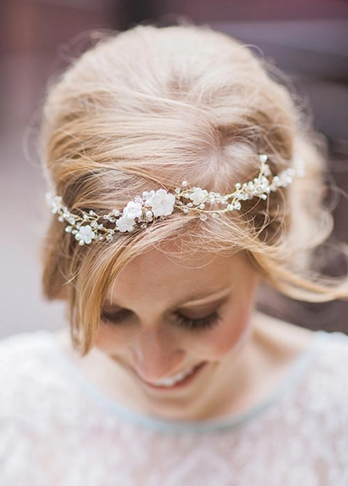 Hoa tươi phụ kiện tóc cho cô dâu đơn giản mà đẹp