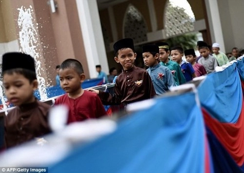 Hơn 100 thiếu niên malaysia tham gia nghi lễ cắt bao quy đầu