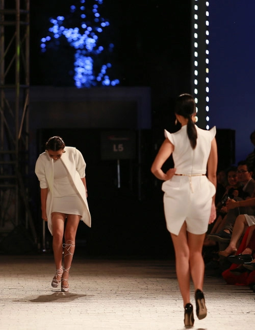 Hồng quế ngã sõng soài trên sàn diễn đẹp fashion runway