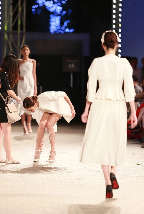 Hồng quế ngã sõng soài trên sàn diễn đẹp fashion runway