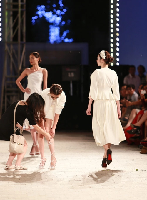 Hồng quế ngã sõng soài trên sàn diễn đẹp fashion runway