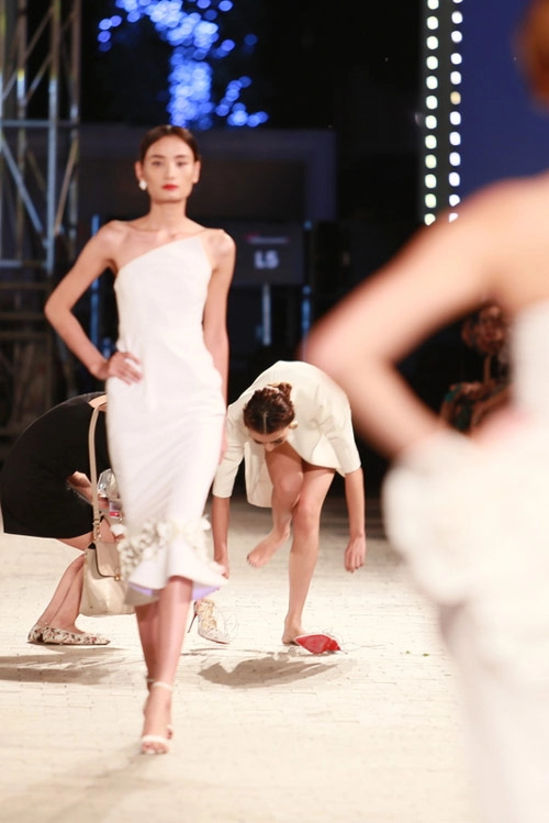 Hồng quế ngã sõng soài trên sàn diễn đẹp fashion runway