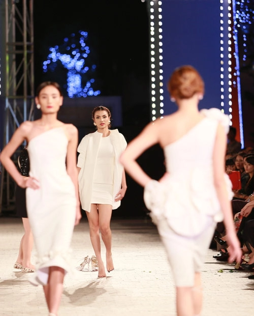 Hồng quế ngã sõng soài trên sàn diễn đẹp fashion runway