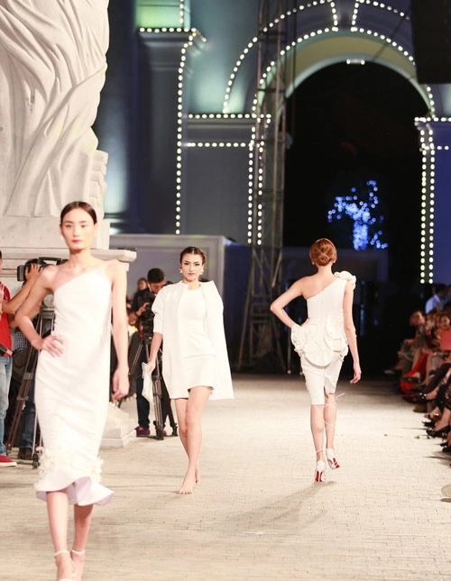 Hồng quế ngã sõng soài trên sàn diễn đẹp fashion runway