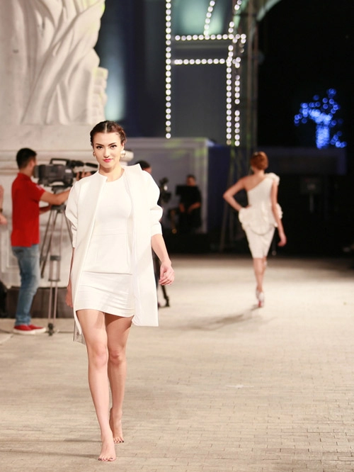 Hồng quế ngã sõng soài trên sàn diễn đẹp fashion runway