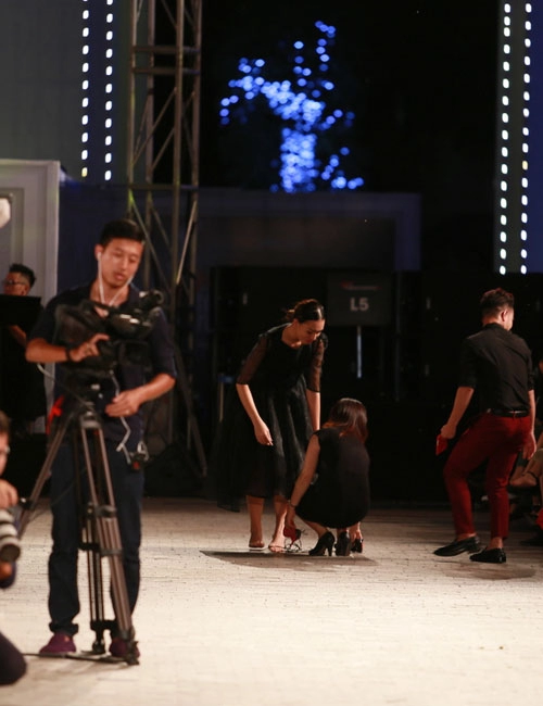 Hồng quế ngã sõng soài trên sàn diễn đẹp fashion runway