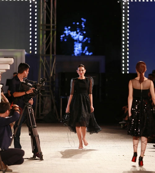 Hồng quế ngã sõng soài trên sàn diễn đẹp fashion runway