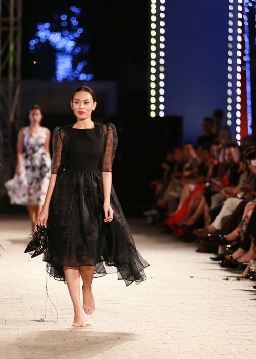 Hồng quế ngã sõng soài trên sàn diễn đẹp fashion runway