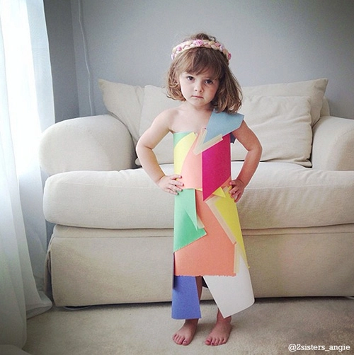 Hot bé gái 4 tuổi chế váy hàng hiệu từ giấy