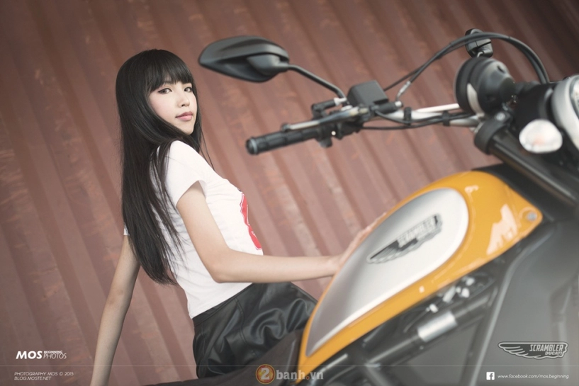 Japan teen girl thoả sức tạo dáng cùng ducati scrambler