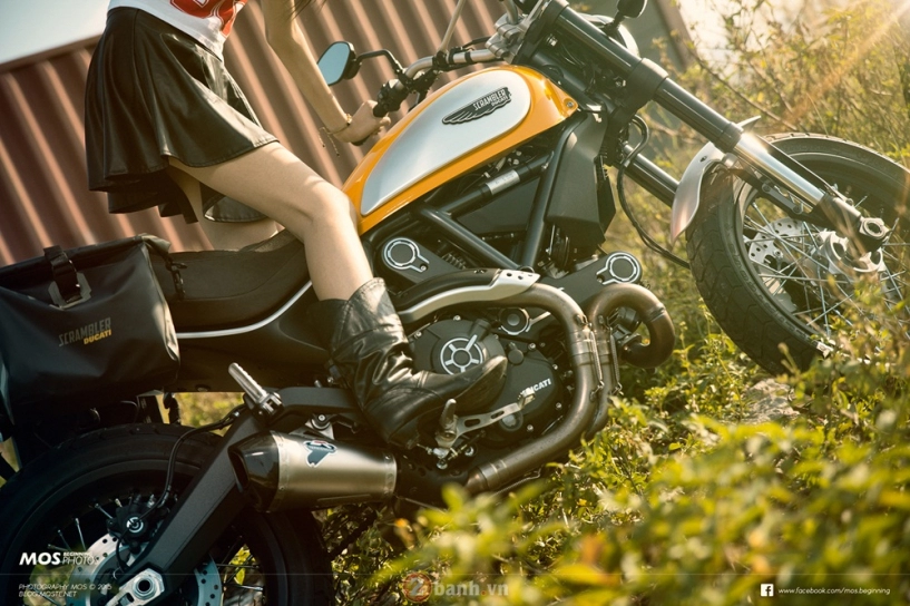 Japan teen girl thoả sức tạo dáng cùng ducati scrambler