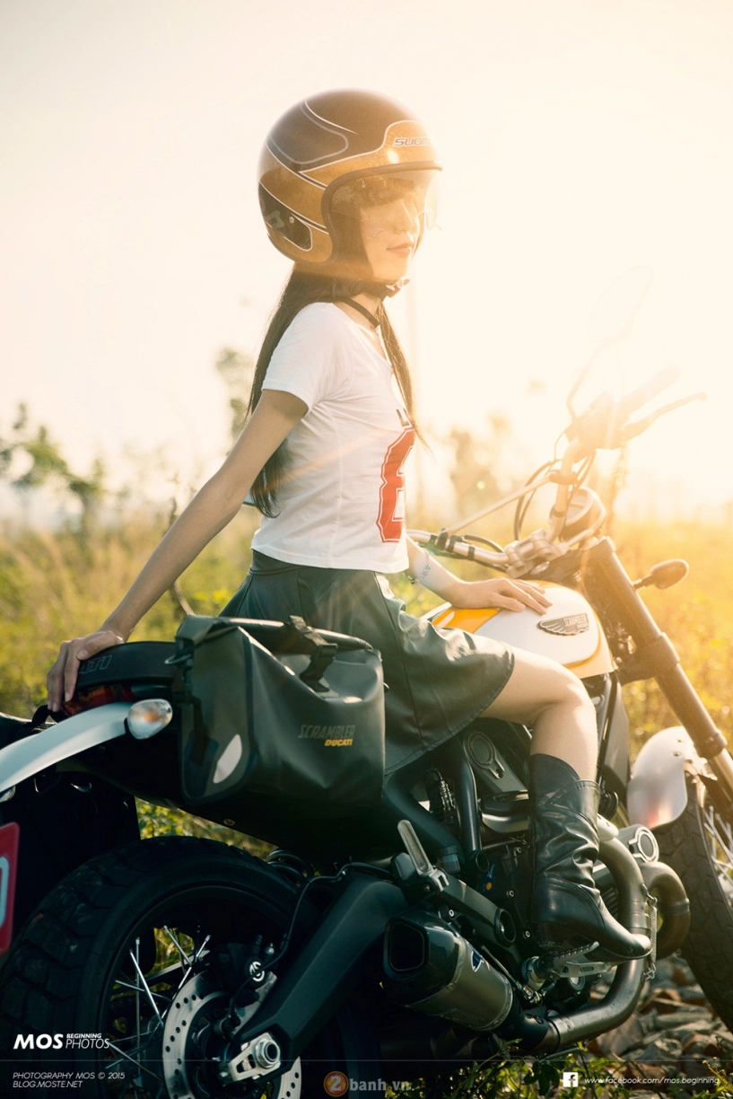 Japan teen girl thoả sức tạo dáng cùng ducati scrambler