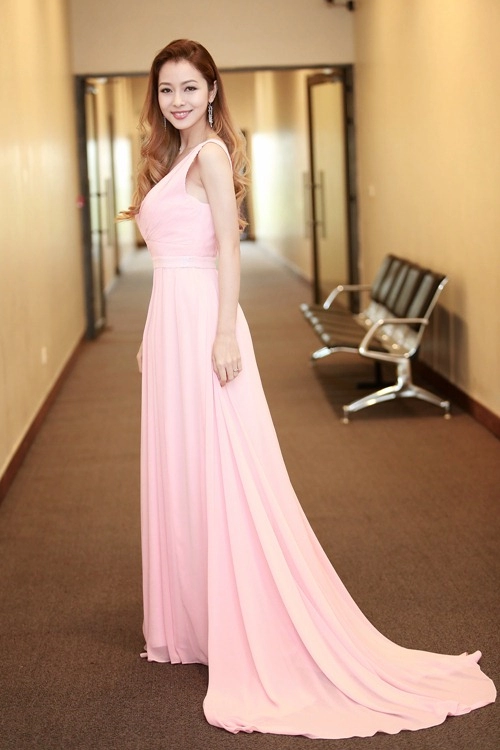 Jennifer phạm đẹp nền nã với váy pastel
