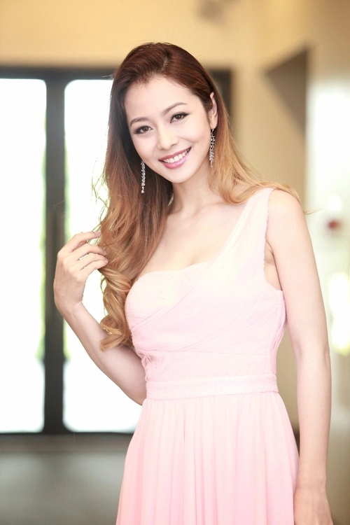 Jennifer phạm đẹp nền nã với váy pastel