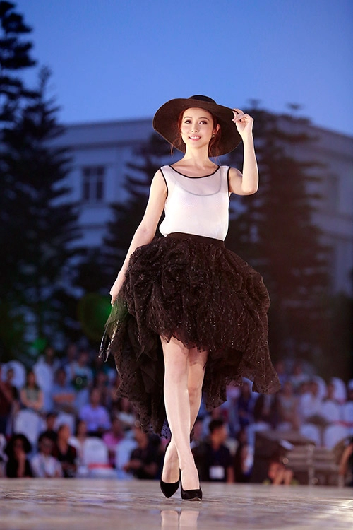 Jennifer phạm tự tin sải bước catwalk trong đẹp show