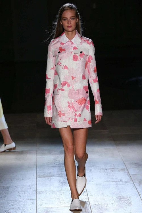 Khoảng trống mùa xuân trong bst victoria beckham 2015