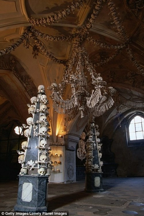 Kì lạ nhà thờ được trang trí bởi hơn 70000 bộ xương người