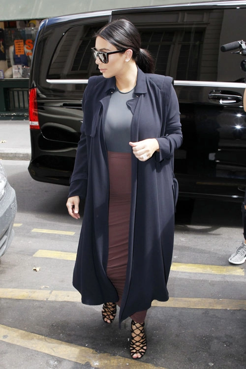 Kim siêu vòng 3 bị chỉ trích vì mặc váy quá bó khi có bầu