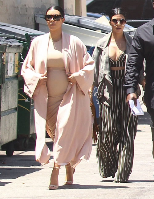 Kim siêu vòng 3 bị chỉ trích vì mặc váy quá bó khi có bầu