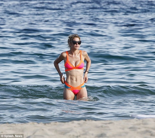 Lindsay lohan mặc đồ lót tắm biển phản cảm