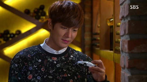 Lục tủ đồ hàng hiệu của thiếu gia kim tan