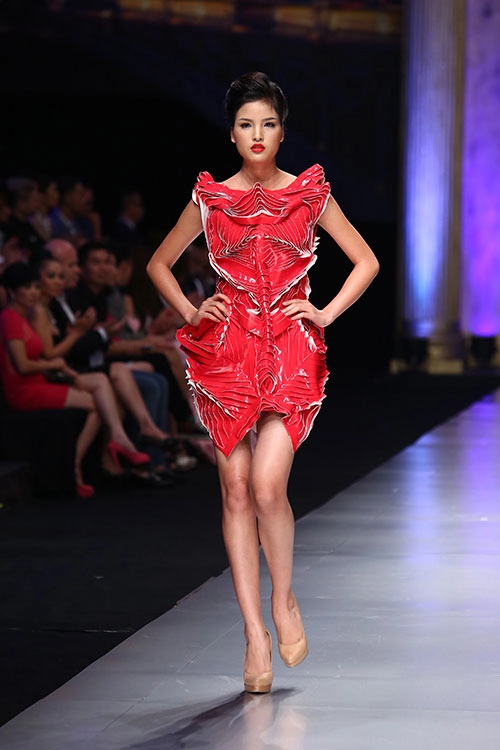 Lý giám tiền lên ngôi quán quân project runway 2014