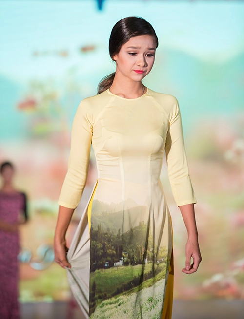 Mẫu lai viêt- đưc 13 tuổi dịu dàng trong ta ao dai