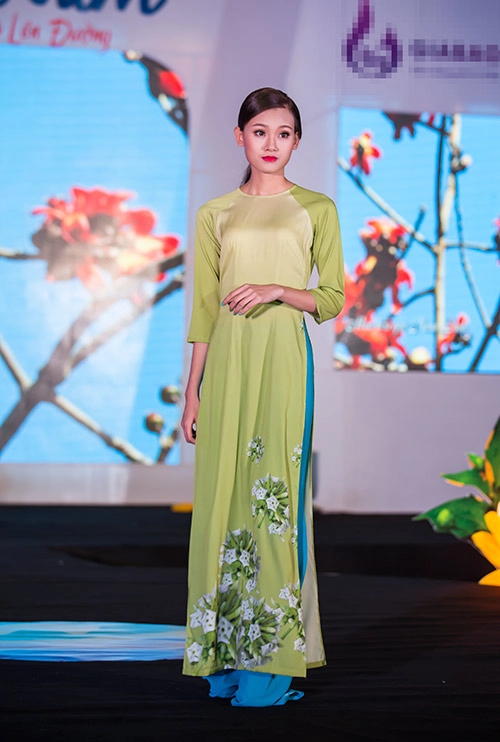 Mẫu lai viêt- đưc 13 tuổi dịu dàng trong ta ao dai