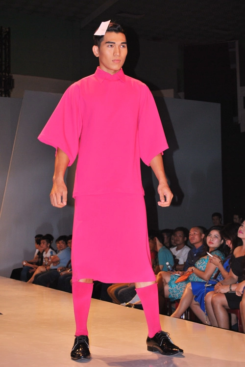Mẫu nam diện váy hồng trên sàn diễn